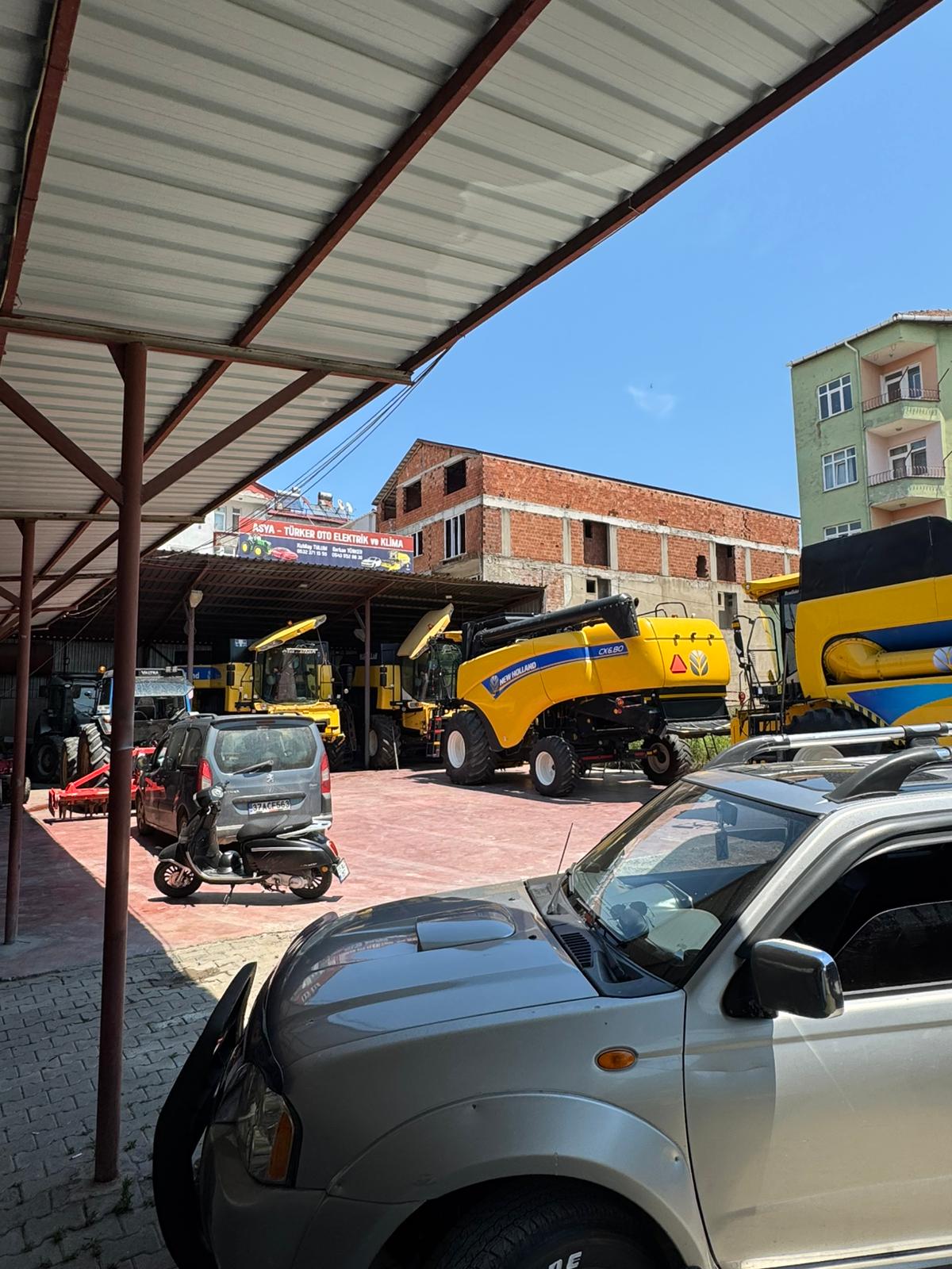 Asya Türker Oto Elektrik ve Klima atölyesi önünde biçerdöverler ve araçlar