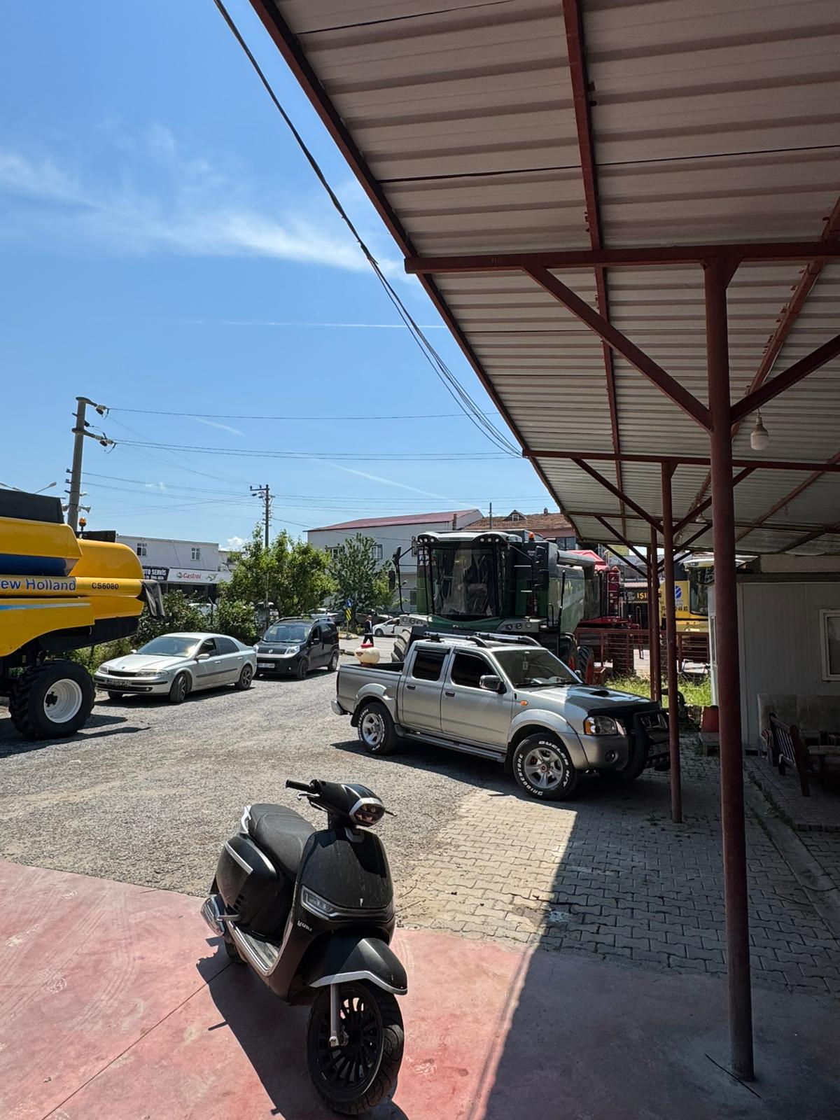 Atölye avlusunda traktör, biçerdöver ve servis araçları